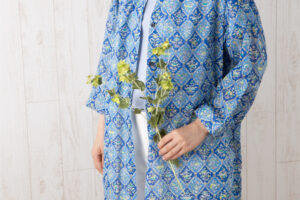 シャツ襟ウエストリボン通しチュニック　花鳥更紗