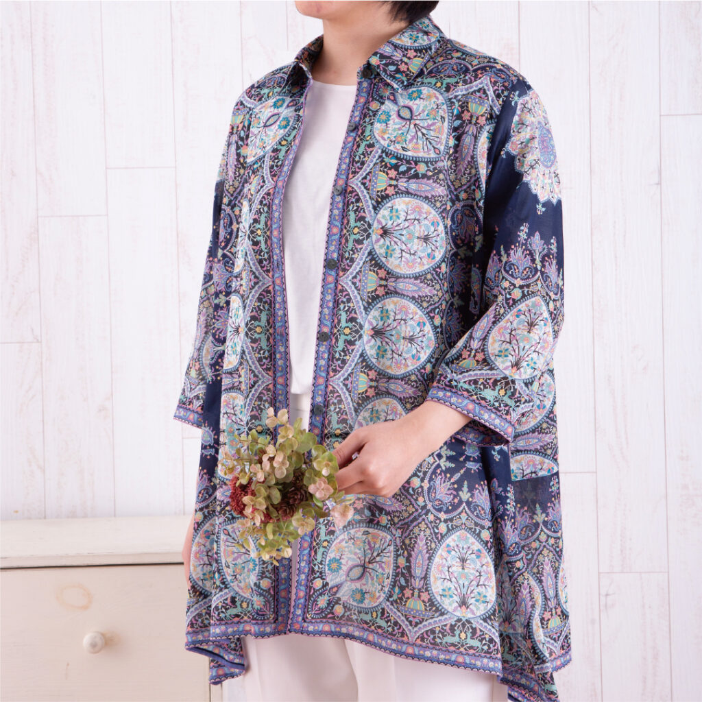 シャツ襟裾ヘム脇下がり七分袖ブラウス　カシミール