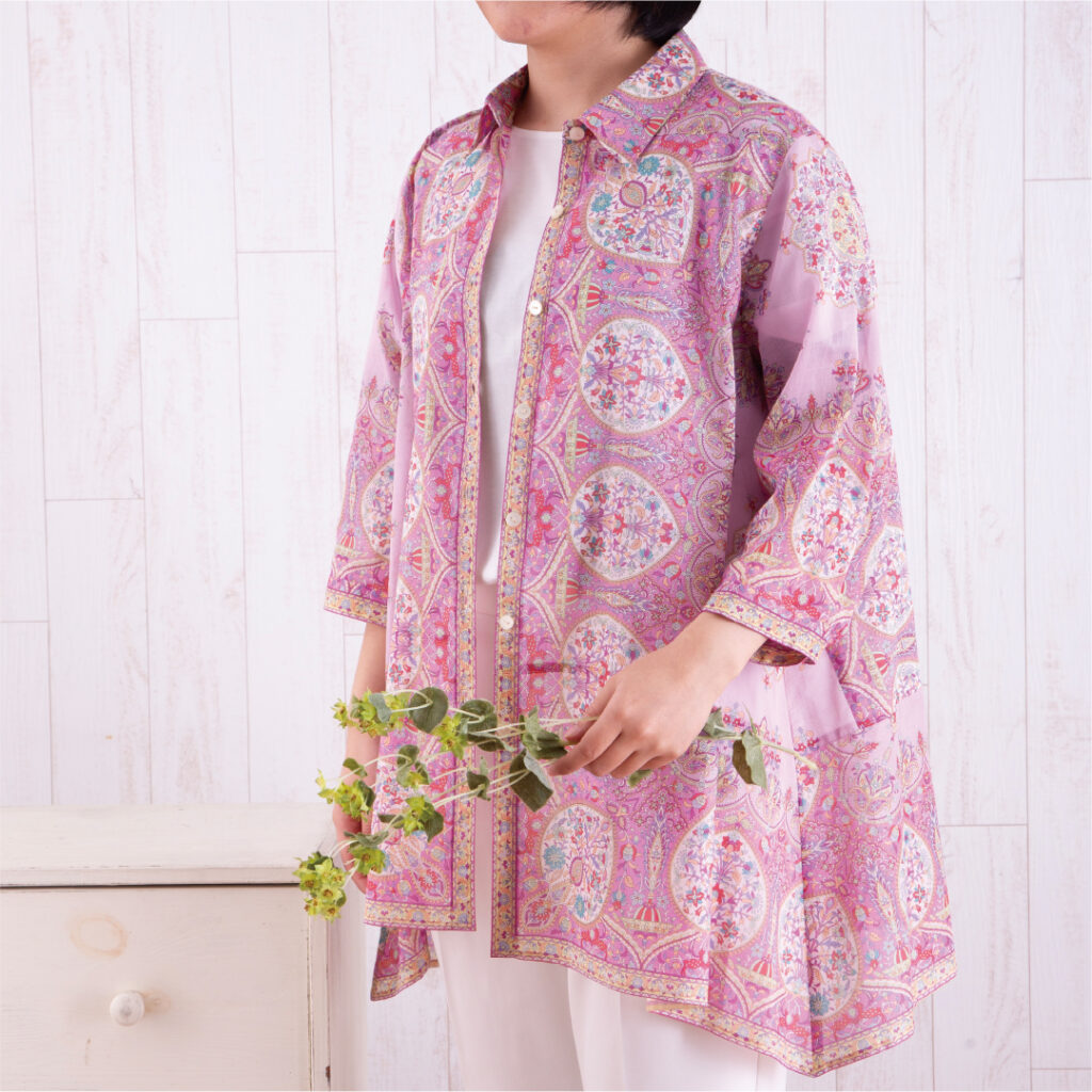 シャツ襟裾ヘム脇下がり七分袖ブラウス　カシミール